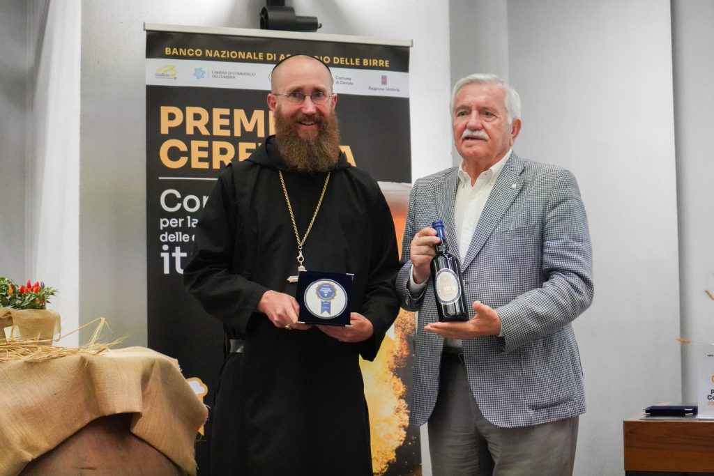 Abate dell’Abbazia di Norcia durante la premiazione al Premio Cerevisia per Birra Nursia, riconoscimento nazionale alla qualità della birra artigianale monastica italiana.