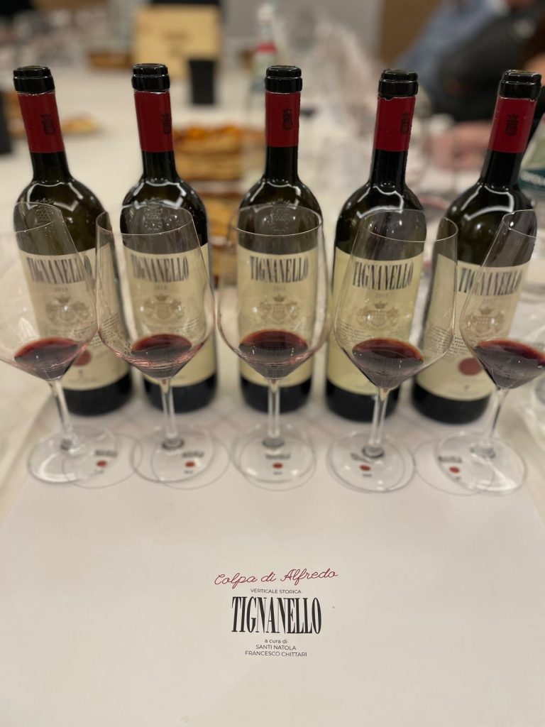 Degustazione guidata di Tignanello dei Marchesi Antinori durante una verticale storica condotta da Francesco Chittari e Santi Natola, con diverse annate a confronto.