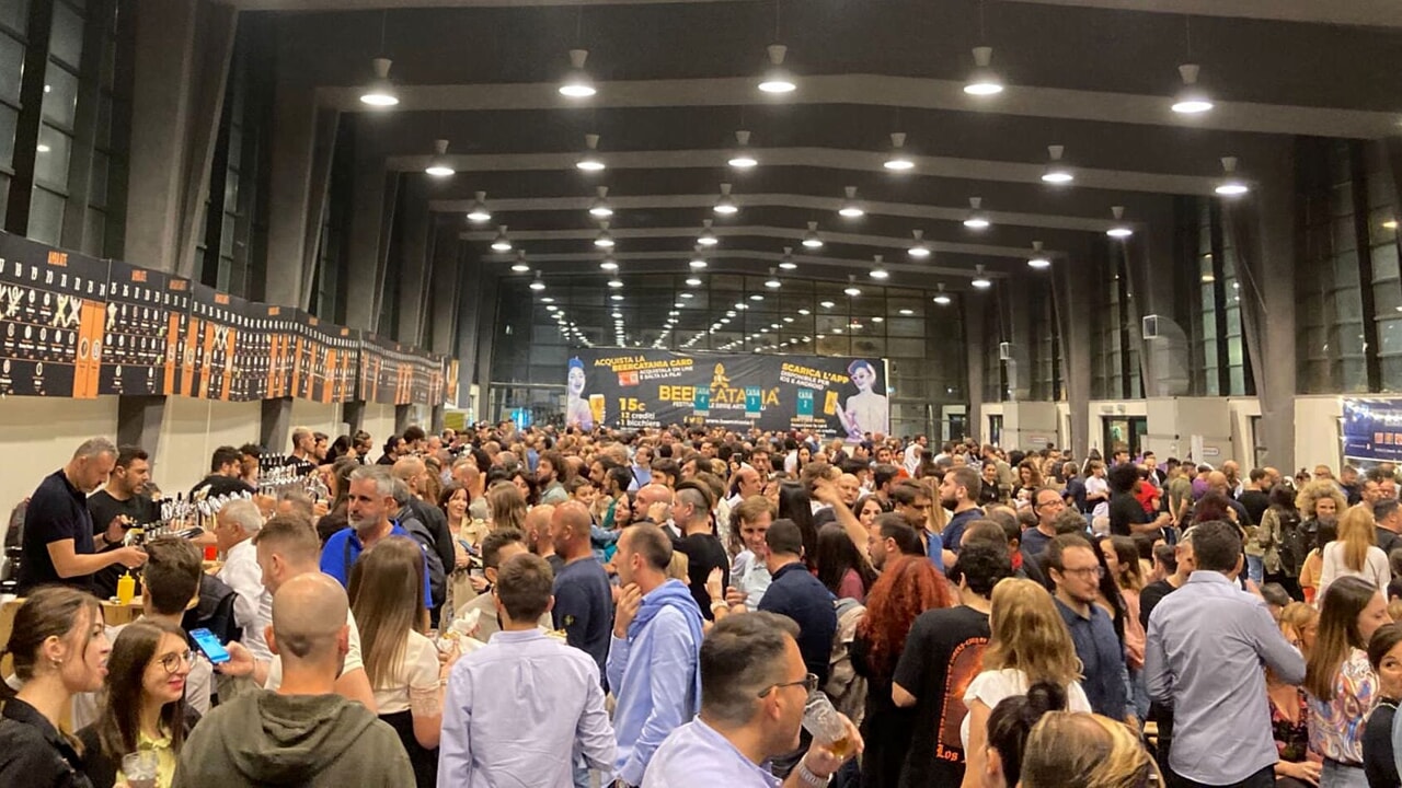 Pubblico numeroso all'evento del BeerCatania con diversi stand food, degustazioni di birre e momenti di socialità, esempio di esperienza immersiva ben progettata.