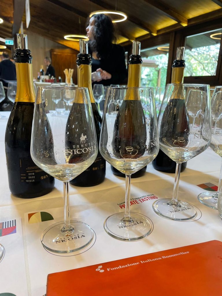 Degustazione verticale di spumanti Metodo Classico di Tenute Nicosia, con diverse annate a confronto durante un tasting guidato.