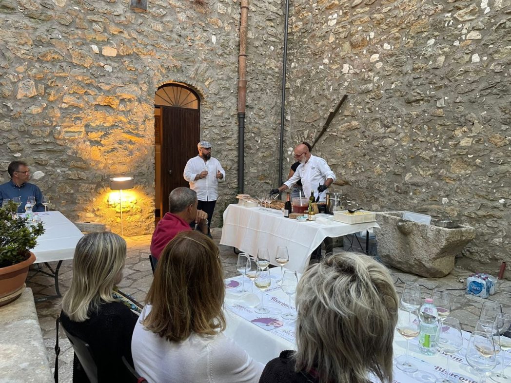 L'evento Laboratorio del Gusto a Bisacquino curato da Francesco Chittari con lo chef Salvo Terruso: degustazione guidata di cucina artigianale siciliana tra vino, racconto e convivialità
