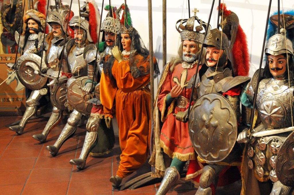 Pupi siciliani in armatura esposti in un museo, simbolo del patrimonio culturale e dell’identità popolare della Sicilia, legata alla memoria, alla comunità e alle tradizioni locali.