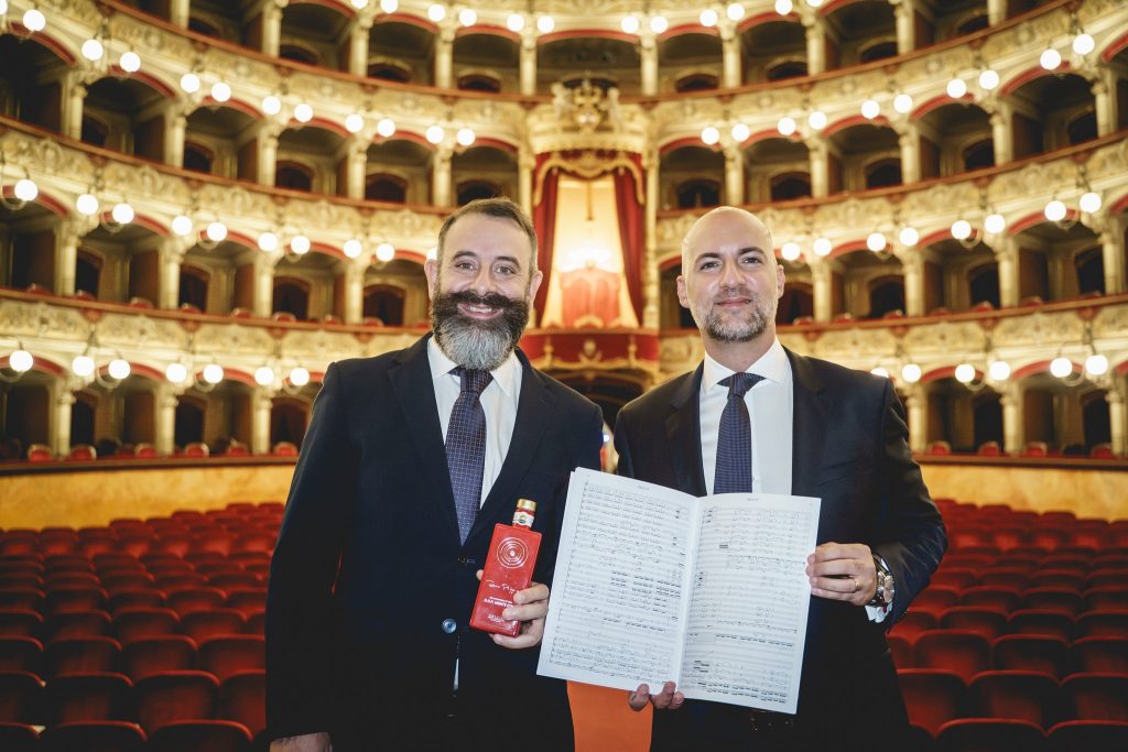 Due uomini in abito elegante durante l’evento Sikulus dedicato all’olio extravergine d’oliva e alla musica, al Teatro Massimo Bellini di Catania.