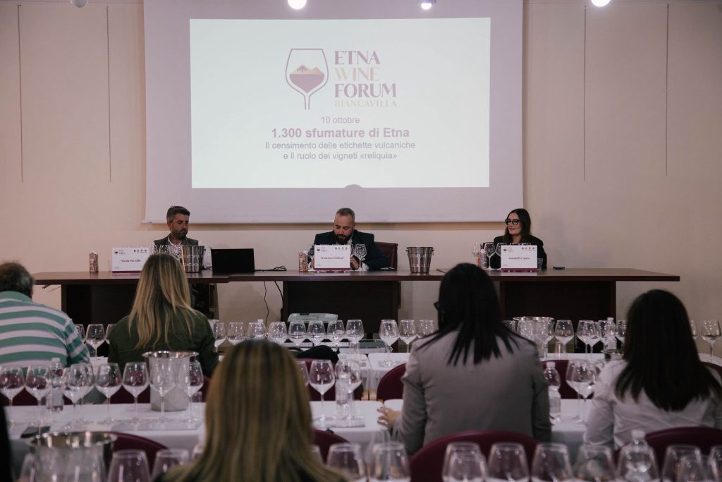Panel di degustazione e confronto all’Etna Wine Forum 2025 a Biancavilla, dedicato alle 1.300 sfumature dei vini dell’Etna con Francesco Chittari come relatore