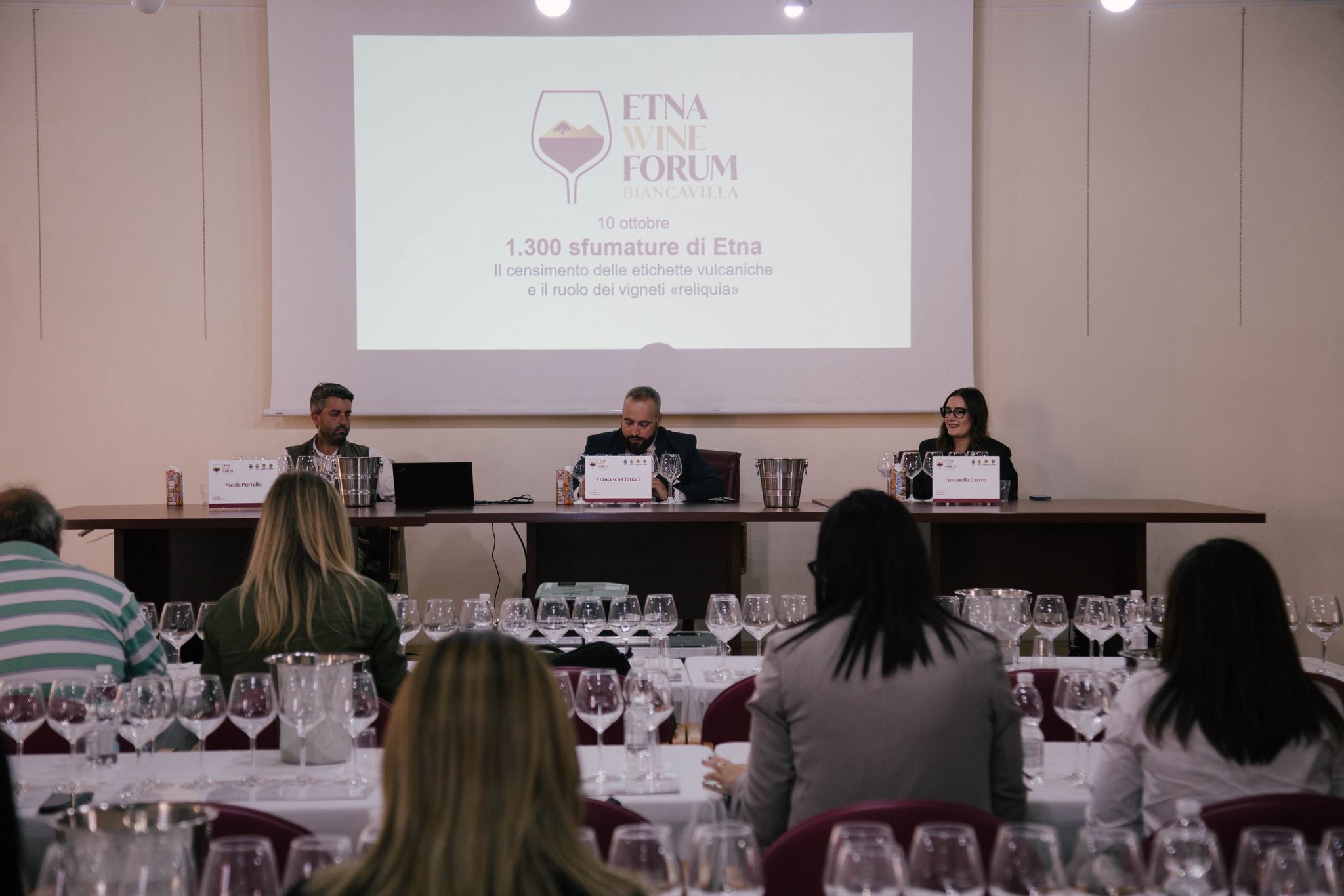 Panel di degustazione e confronto all’Etna Wine Forum 2025 a Biancavilla, dedicato alle 1.300 sfumature dei vini dell’Etna con Francesco Chittari come relatore