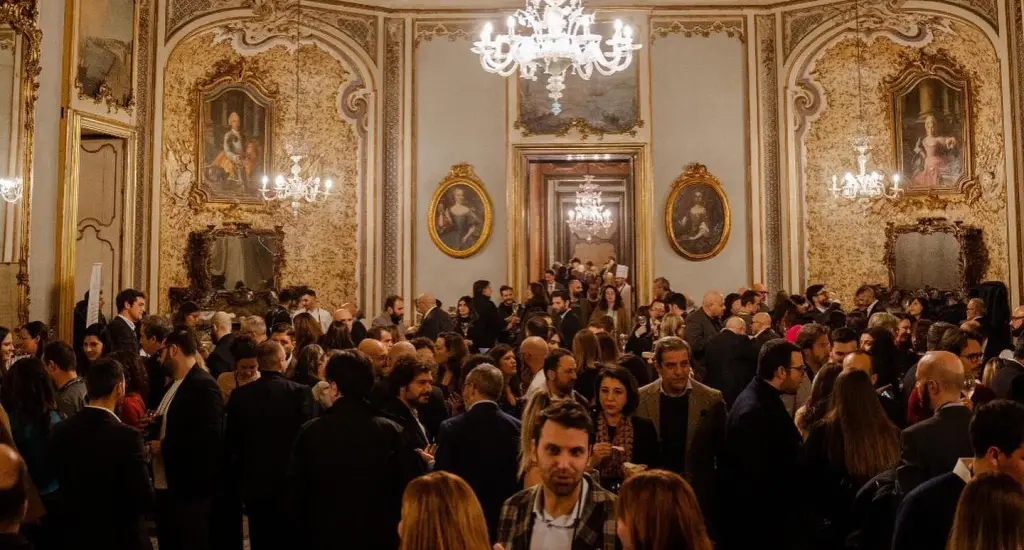 Degustazione di spumanti etnei a Palazzo Biscari durante Spumanti dell’Etna 2025, evento dedicato alle bollicine metodo classico del vulcano Etna.