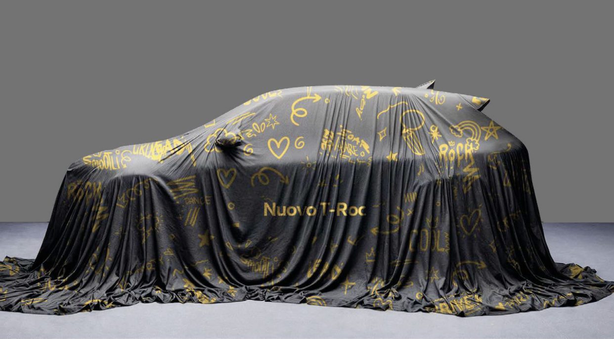 Volkswagen T-Roc coperto prima del reveal ufficiale durante la preview “Born Confident. Roc On.” al SAL di Catania, evento di presentazione tra design, spazio e identità territoriale