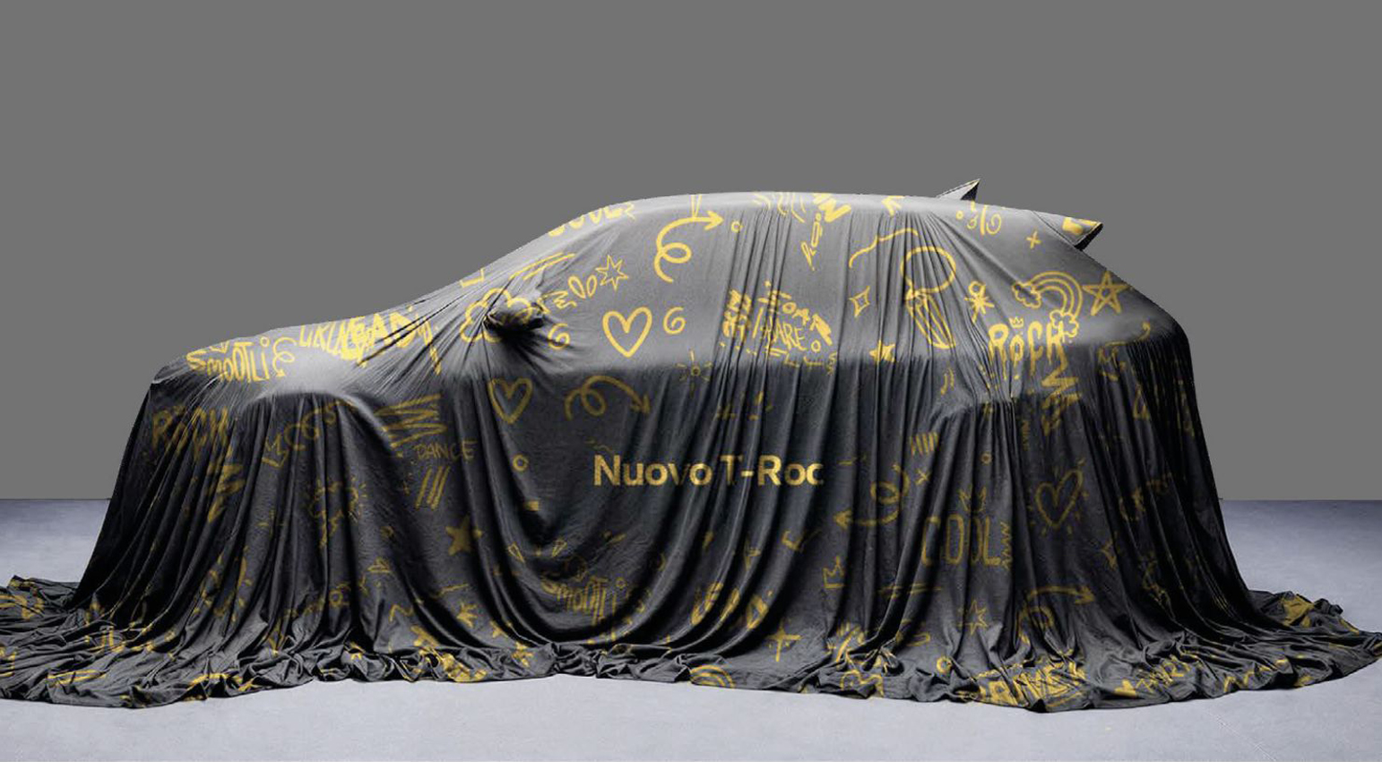 Volkswagen T-Roc coperto prima del reveal ufficiale durante la preview “Born Confident. Roc On.” al SAL di Catania, evento di presentazione tra design, spazio e identità territoriale