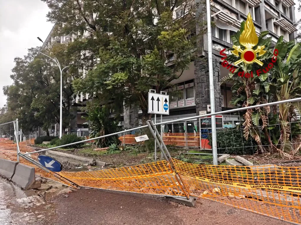 Area urbana transennata a Catania dopo il ciclone Harry, tra danni e macerie