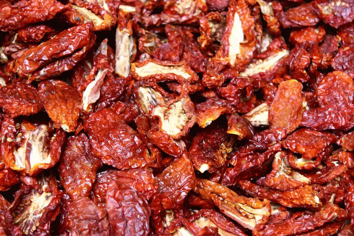 Pomodori secchi siciliani essiccati al sole, simbolo della tradizione contadina e della conservazione naturale degli ortaggi nell’isola.